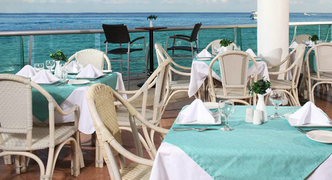 Restaurant at El Cid La Ceiba Beach Hotel