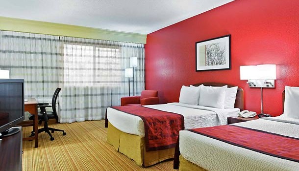 Room with double beds at Courtyard by Marriott Orlando