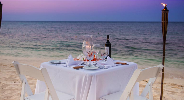 Beach dining at Wyndham Reef Resort